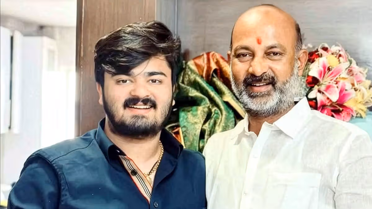 బండి సంజయ్‌తో కలిసి ఉన్న బండి భగీరథ్