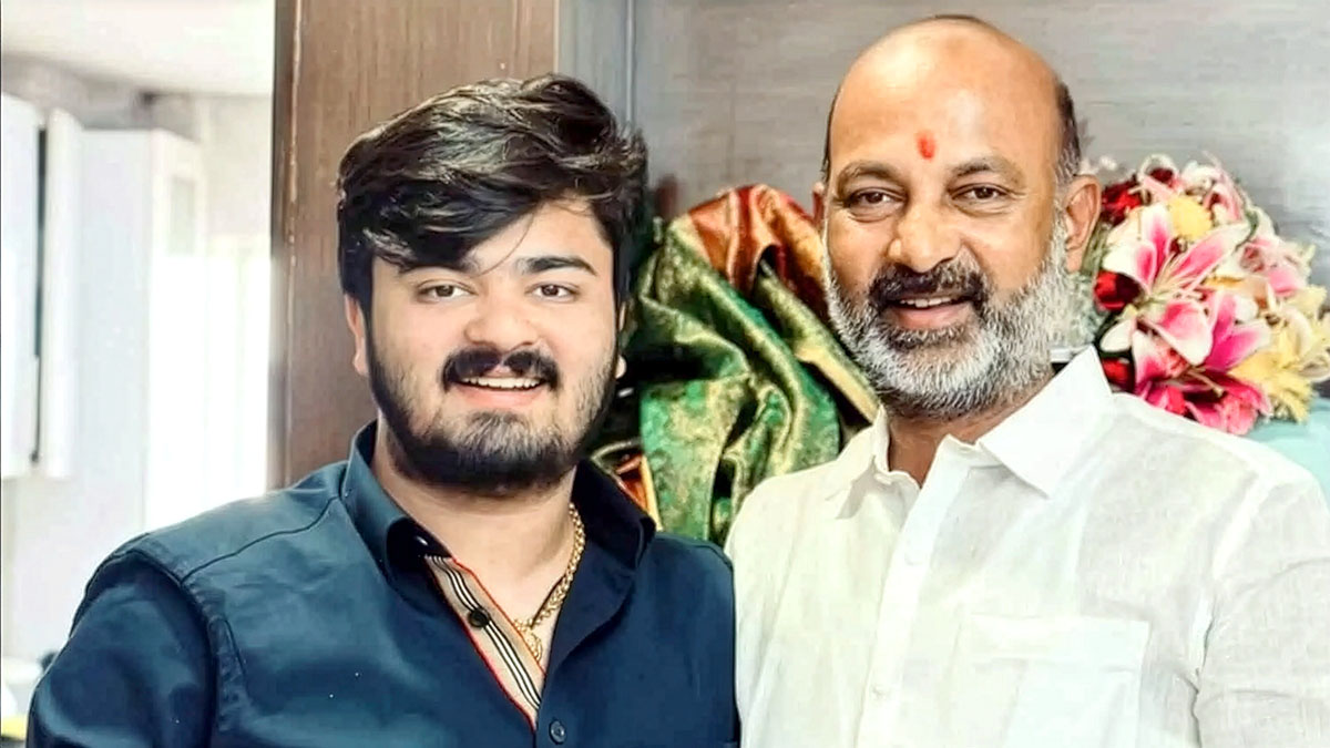 బండి సంజయ్‌తో కలిసి ఉన్న బండి భగీరథ్