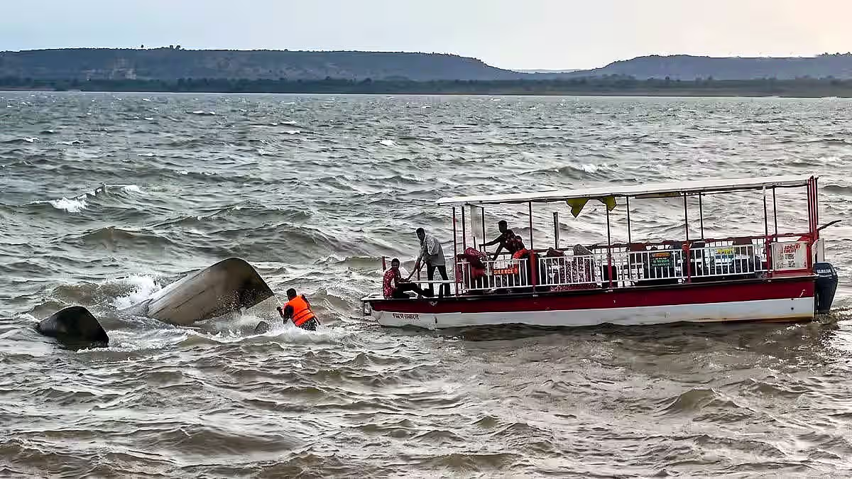 Capsized tourist boat in strong winds at Bargi Dam during Narmada river accident
