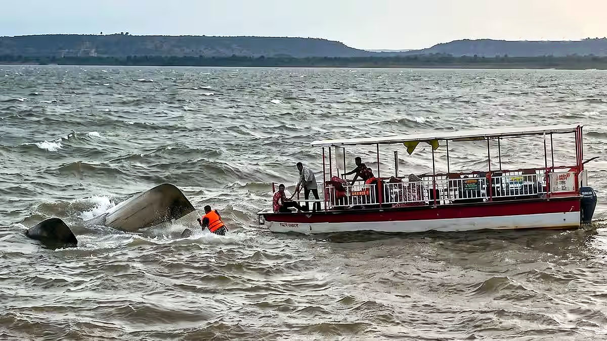 Capsized tourist boat in strong winds at Bargi Dam during Narmada river accident
