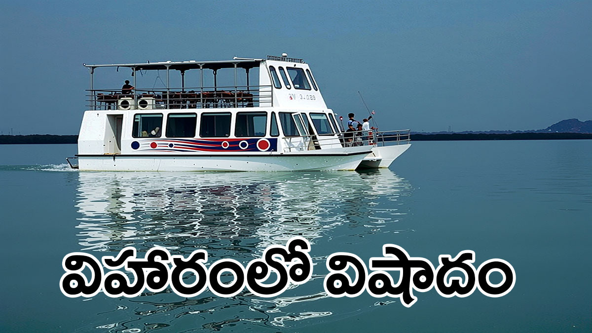 Tourist cruise boat in Bargi Dam waters before accident in Narmada river