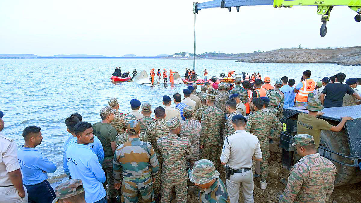SDRF, police and locals gathered during rescue operation at Bargi Dam