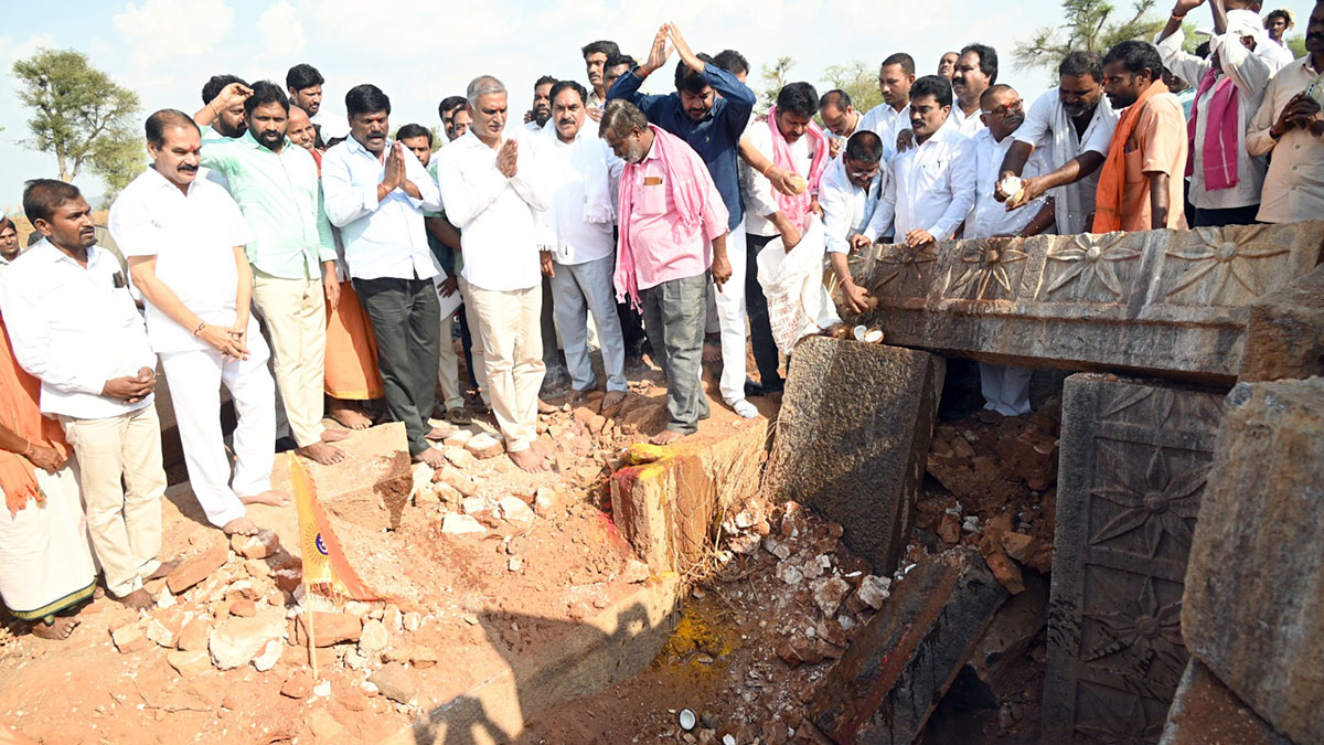 గుడి కూల్చివేత ప్రాంతాన్ని పరిశీలిస్తున్న హరీశ్ రావు మరియు బీఆర్ఎస్ నాయకులు