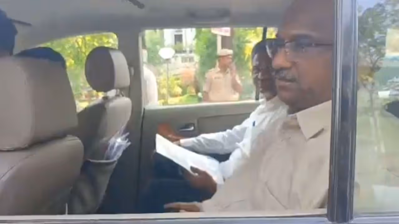 తెలంగాణ డీజీపీ సీవీ ఆనంద్ ని కలిసిన ప్రొఫెసర్ నాగేశ్వర్
