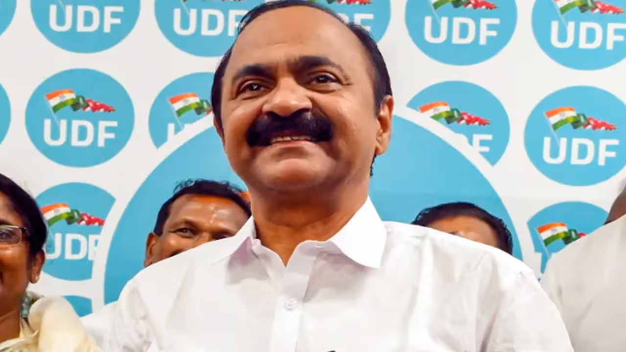 కేరళం సీఎంగా వీ.డీ. సతీశన్‌ ప్రమాణస్వీకారం