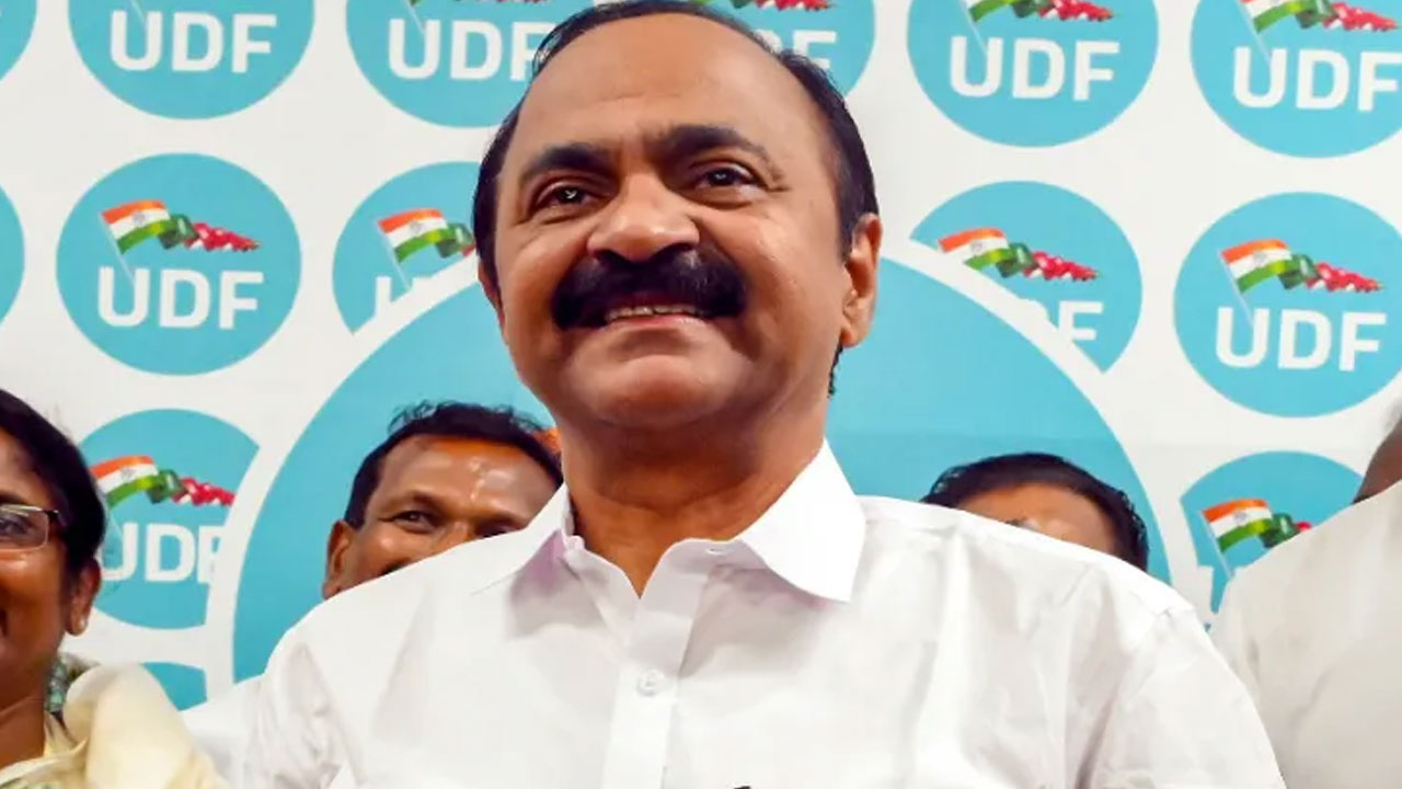 కేరళం సీఎంగా వీ.డీ. సతీశన్‌ ప్రమాణస్వీకారం