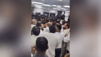 గాంధీ భవన్ లో చొక్కాలు పట్టుకున్న నేతలు