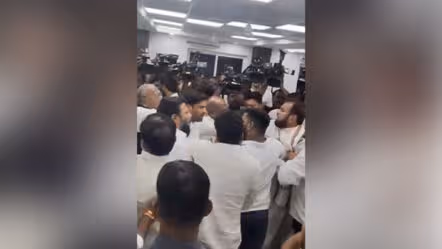 గాంధీ భవన్ లో చొక్కాలు పట్టుకున్న నేతలు