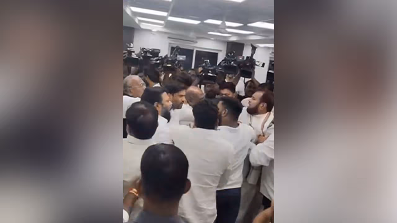 గాంధీ భవన్ లో చొక్కాలు పట్టుకున్న నేతలు