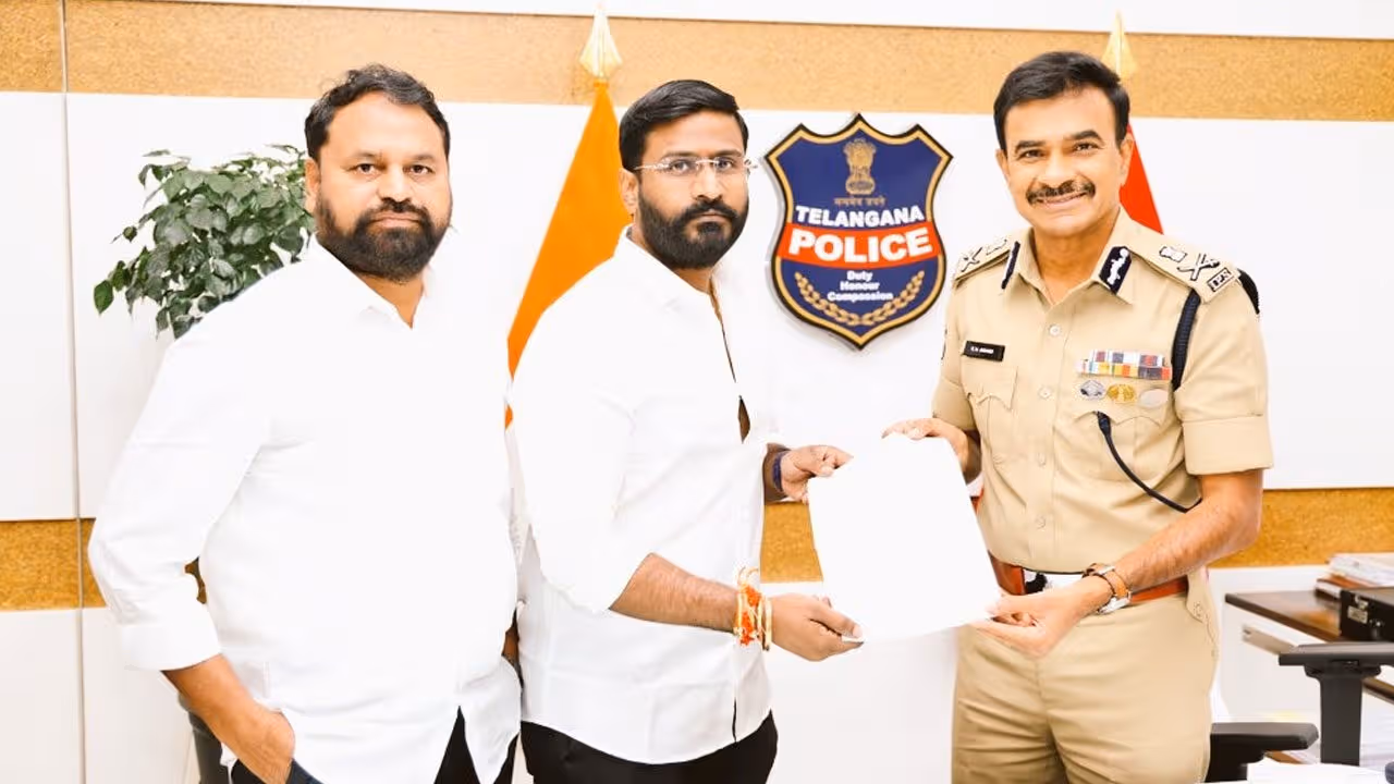 బాల్క సుమన్ ను వెంటనే అరెస్ట్ చేయాలి: డీజీపీకి బల్మూరి, అద్దంకి ఫిర్యాదు