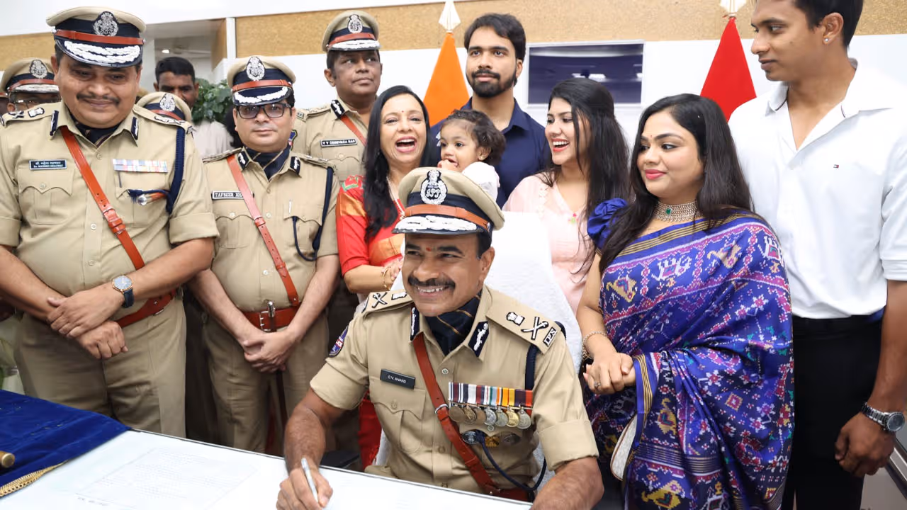 తెలంగాణ డీజీపీగా బాధ్యతలు స్వీకరించిన సీవీ ఆనంద్