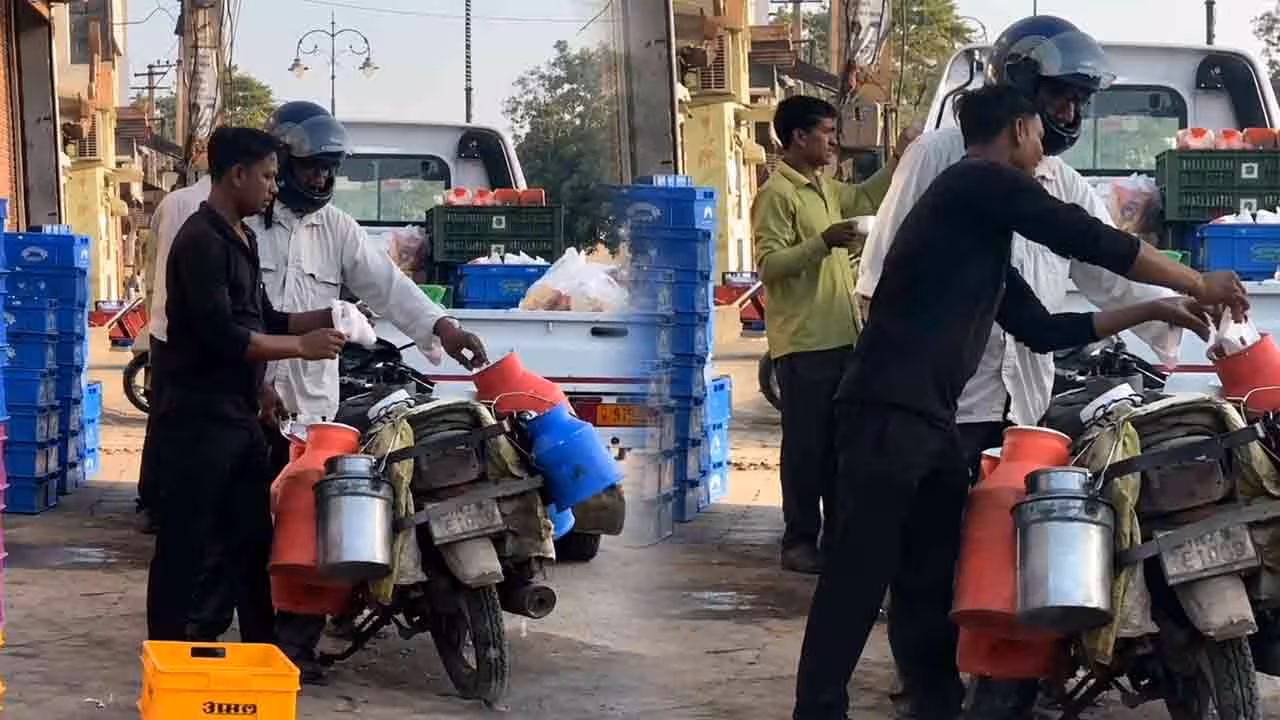 Fresh Milk | మీరు తాగేవి నిజంగా స్వచ్ఛమైన పాలేనా?.. వైరల్ వీడియోతో ప్రజల్లో సందేహాలు!
