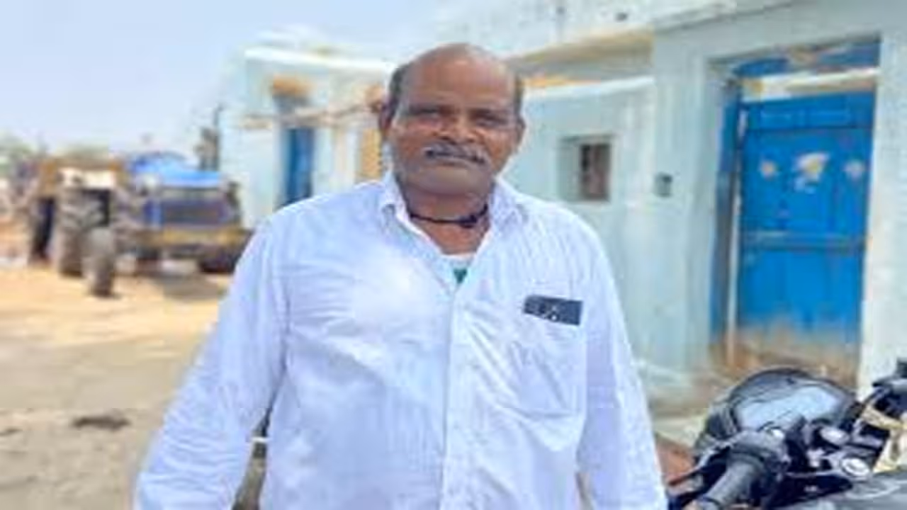 బోరుబావిలో పడిపోయిన మనవడిని రక్షించబోయి తాత మృతి!