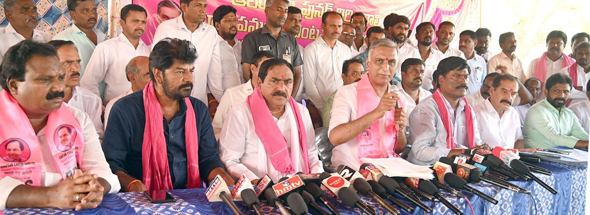 అశోక్‌నగర్ గుడి కూల్చివేత ఘటనపై మీడియాతో మాట్లాడుతున్న హరీశ్​ రావు మరియు బీఆర్ఎస్ నేతలు