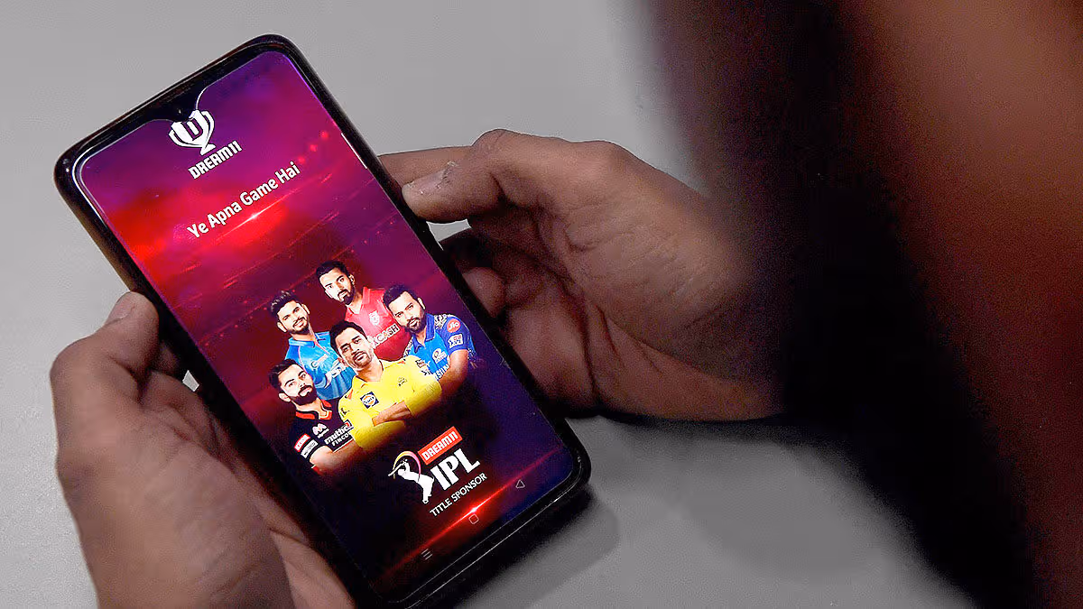 IPL పేరుతో అక్రమ బెట్టింగ్ యాప్ను మొబైల్లో ఉపయోగిస్తున్న వ్యక్తి