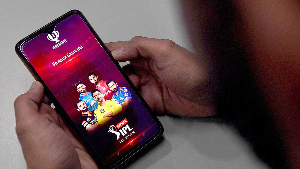 IPL పేరుతో అక్రమ బెట్టింగ్ యాప్‌ను మొబైల్‌లో ఉపయోగిస్తున్న వ్యక్తి