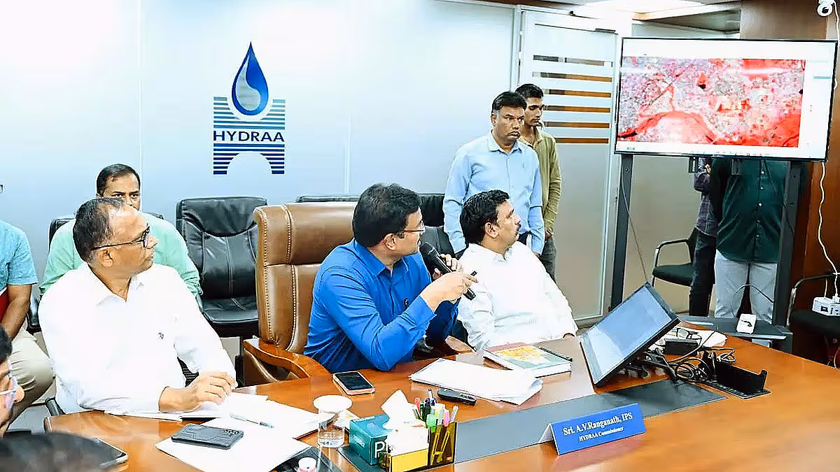 HYDRAA Commissioner AV Ranganath presenting Bathukamma Kunta lake evidence in Hyderabad meeting