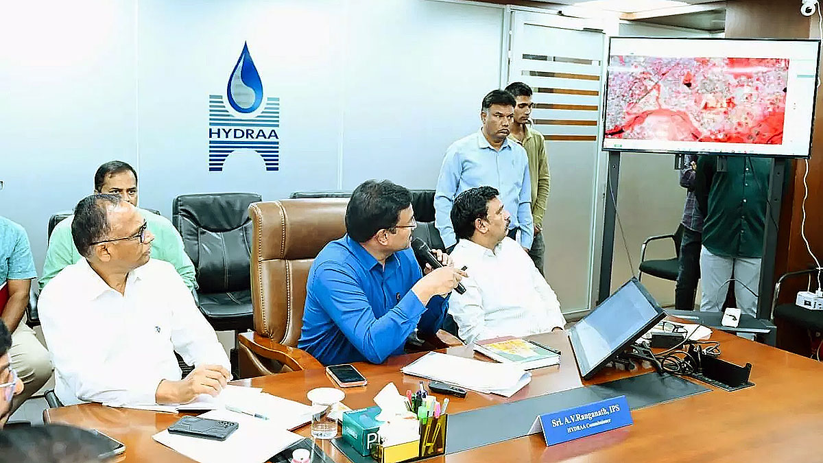 HYDRAA Commissioner AV Ranganath presenting Bathukamma Kunta lake evidence in Hyderabad meeting