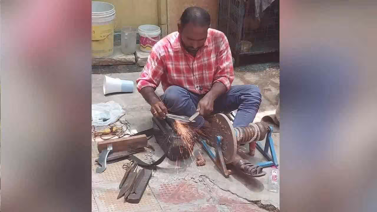 Knife sharpeners | హైద‌రాబాద్‌లో క‌త్తుల‌కు ప‌దును.. రోజుకు రూ. 2 వేల సంపాద‌న‌..!