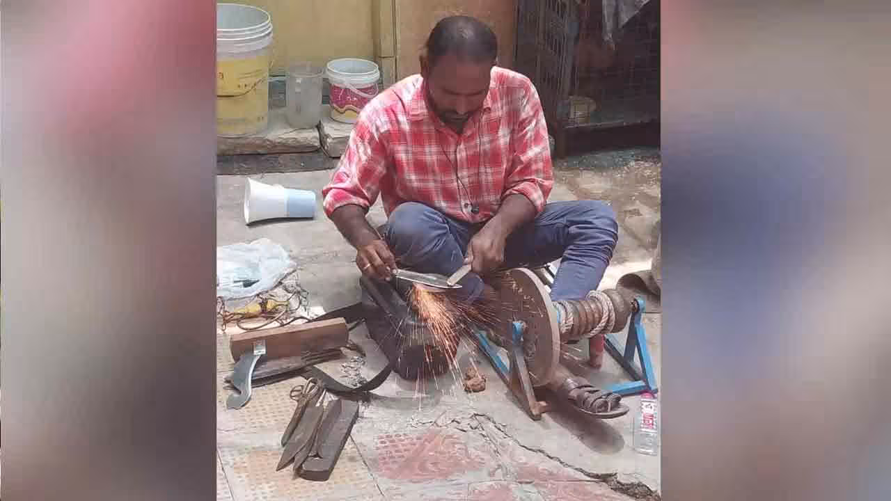 Knife sharpeners | హైద‌రాబాద్‌లో క‌త్తుల‌కు ప‌దును.. రోజుకు రూ. 2 వేల సంపాద‌న‌..!