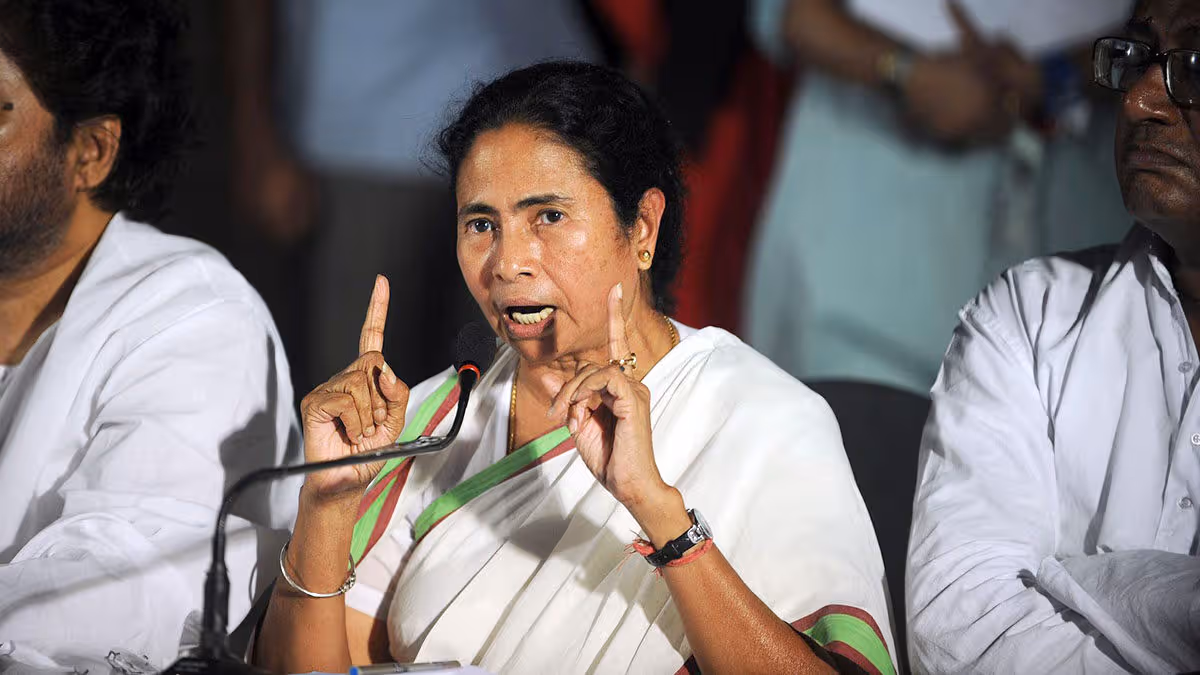 రాజీనామా చేయనని ప్రకటిస్తున్న మమతా బెనర్జీ