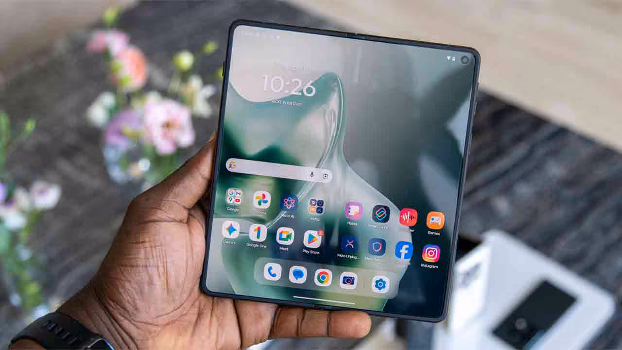Motorola Razr Fold | మోటరోలా నుంచి భారత్‌లోకి తొలి ఫోల్డబుల్ ఫోన్.. ఈ నెలలోనే లాంచ్‌కు సిద్ధం!