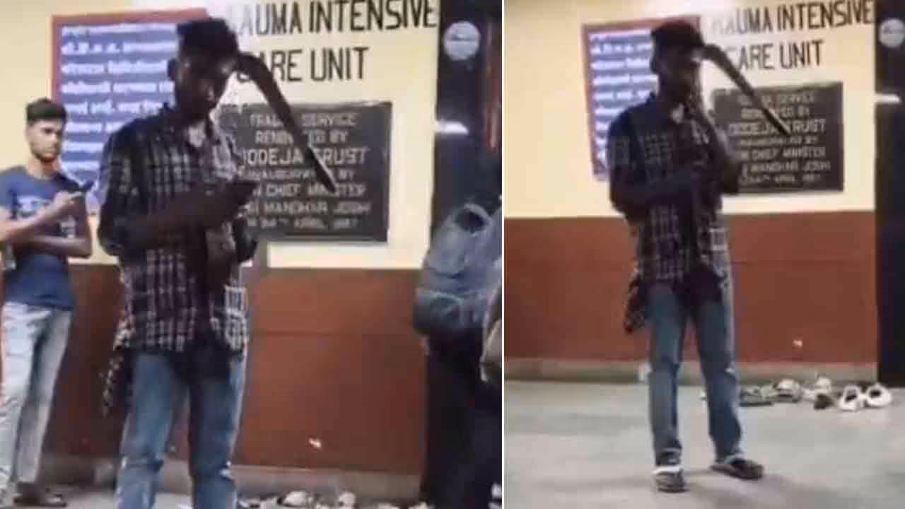 Viral Video | తలలో కత్తి దిగినా తాపీగా ఫోన్ చూసుకుంటూ హాస్పిటల్‌కు వచ్చిన యువకుడు.. వీడియో వైరల్