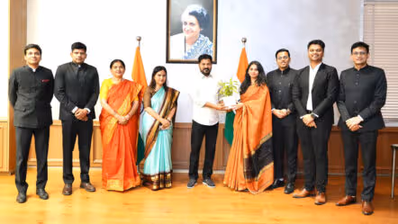 సీఎం రేవంత్ రెడ్డిని కలిసిన ట్రైనీ ఐఏఎస్ లు