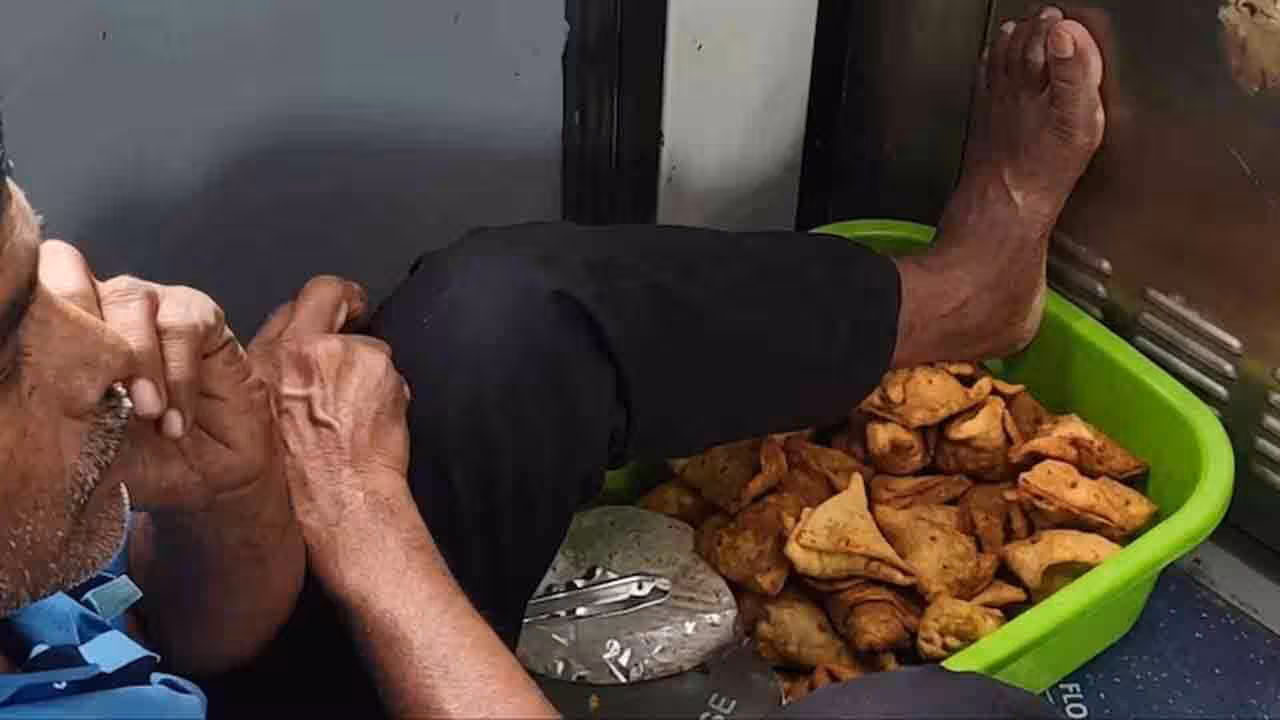 Samosa in Train | రైలులో సమోసాలు కొంటున్నారా.. ముందు ఈ వీడియో చూడండి.. తర్వాత డిసైడ్ అవ్వండి!