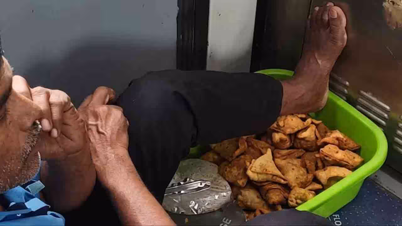 Samosa in Train | రైలులో సమోసాలు కొంటున్నారా.. ముందు ఈ వీడియో చూడండి.. తర్వాత డిసైడ్ అవ్వండి!