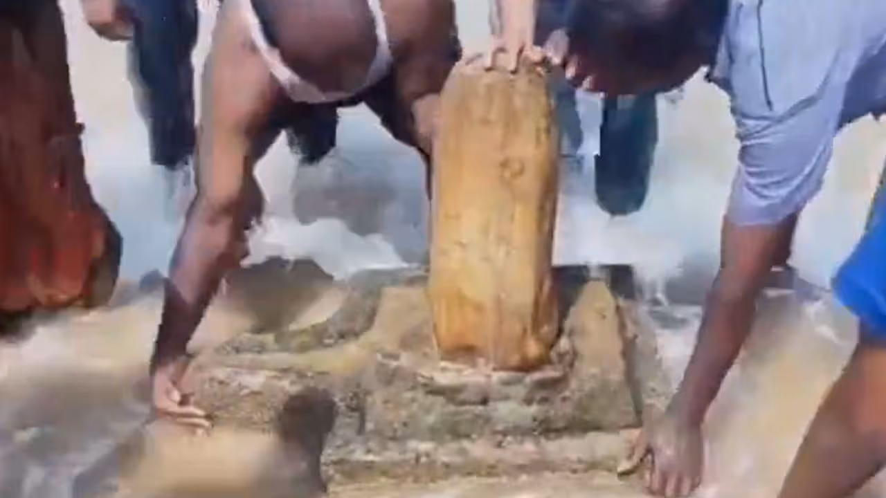సముద్రంలో శివలింగం ప్రత్యక్షం ..!