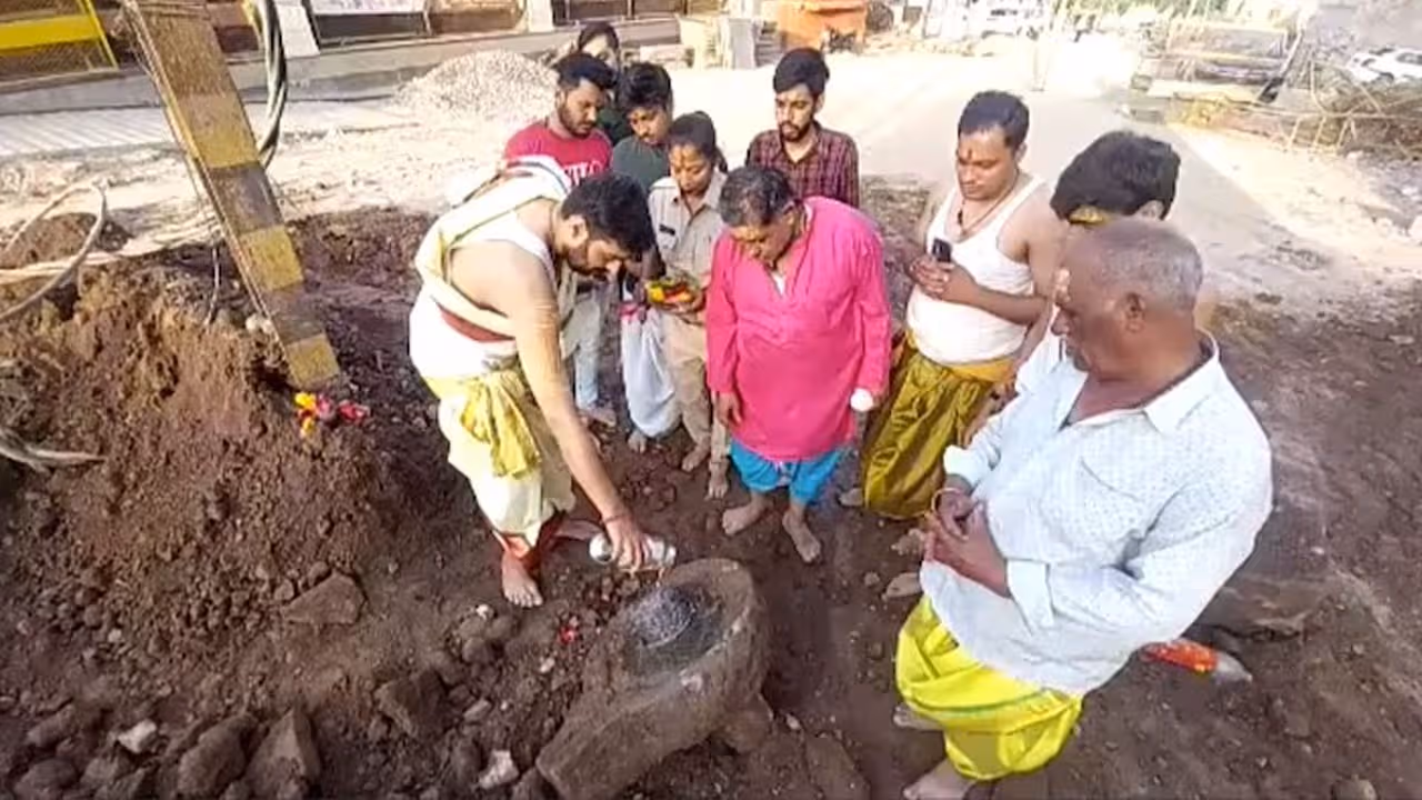 ఉజ్జయినిలో తవ్వకాల్లో బయటపడిన శివలింగం