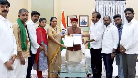 గవర్నర్‌ను కలిసిన టీఆర్ఎస్ అధ్యక్షురాలు కవిత
