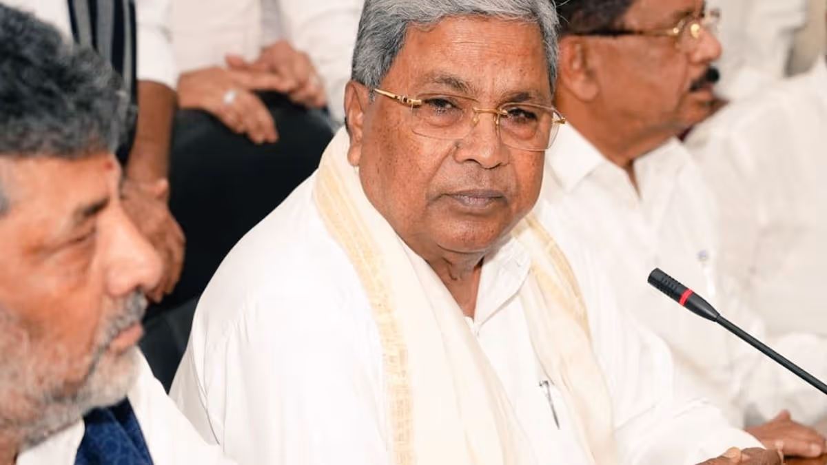 సీఎం పదవికి సిద్ధరామయ్య రాజీనామా