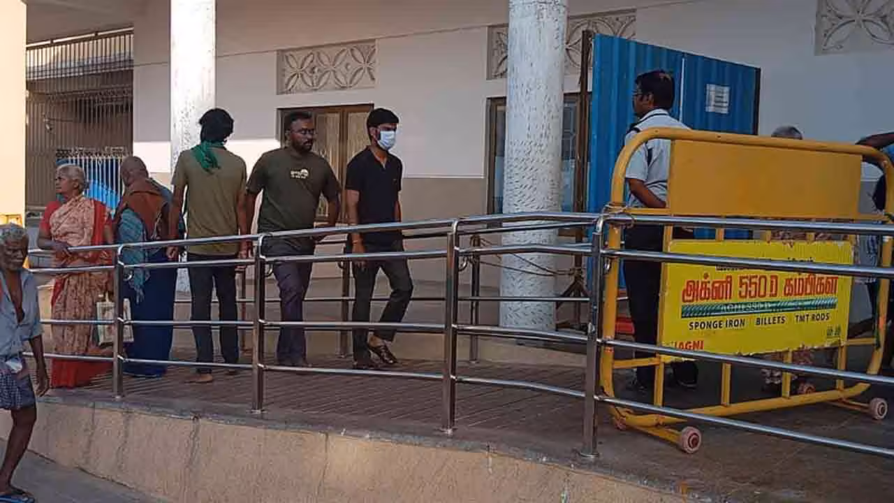 Bribery For Darshan | తమిళనాడులో వీఐపీ దర్శనాల దందా.. సాధారణ భక్తుడిలా వెళ్లి పూజారి బాగోతం బయటపెట్టిన మంత్రి..!