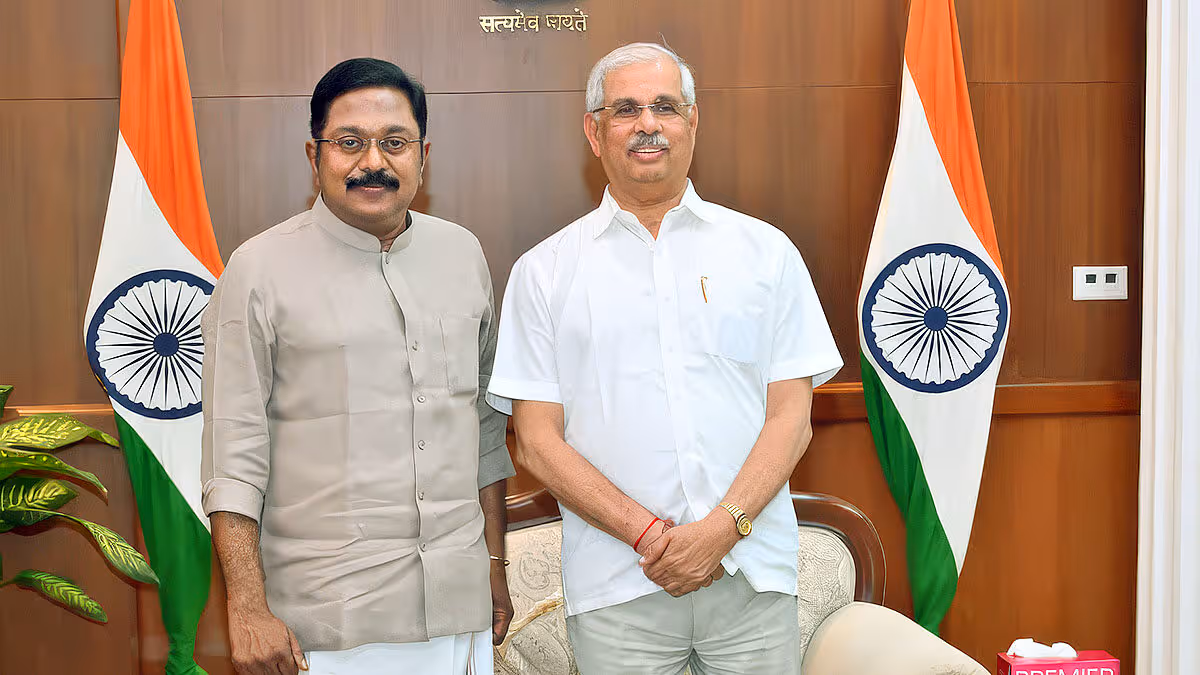 AMMK అధినేత టిటివి దినకరన్తో తమిళనాడు గవర్నర్ ఆర్వీ అర్లేకర్ లోక్ భవన్లో సమావేశమైన దృశ్యం