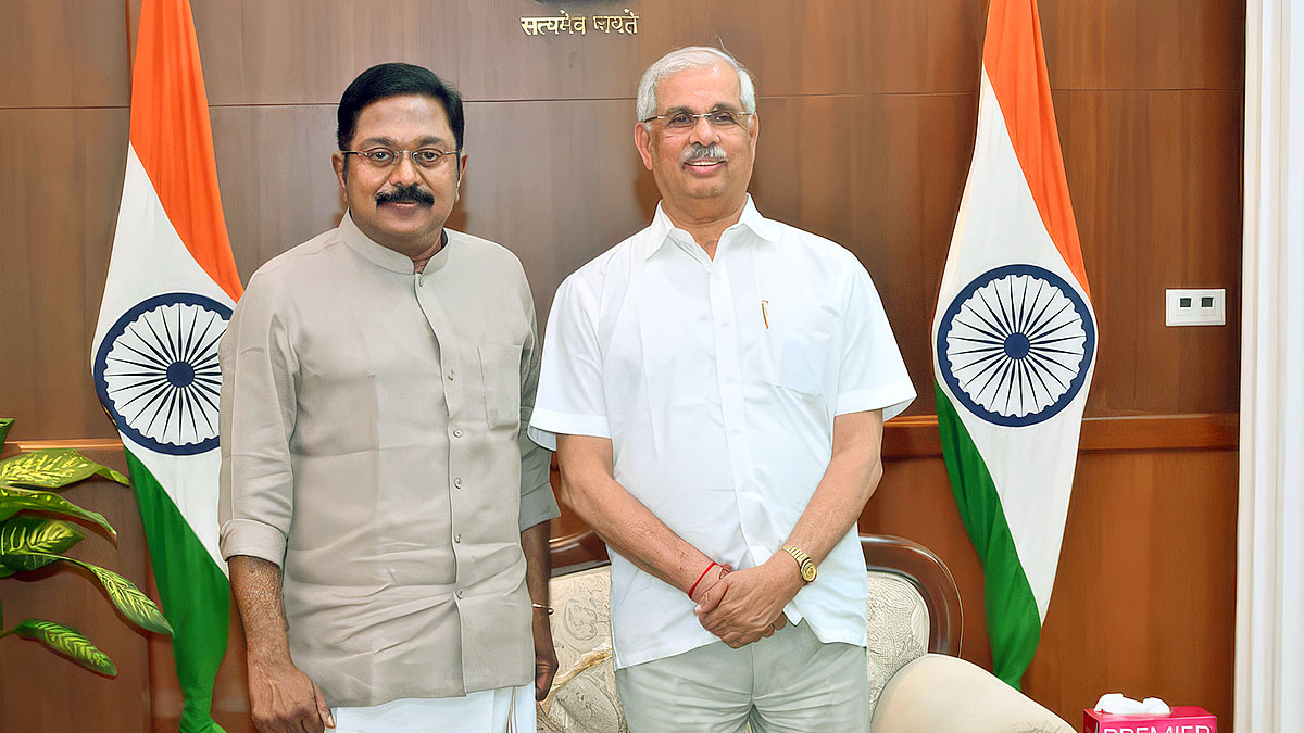AMMK అధినేత టిటివి దినకరన్‌తో తమిళనాడు గవర్నర్ ఆర్వీ అర్లేకర్ లోక్ భవన్‌లో సమావేశమైన దృశ్యం