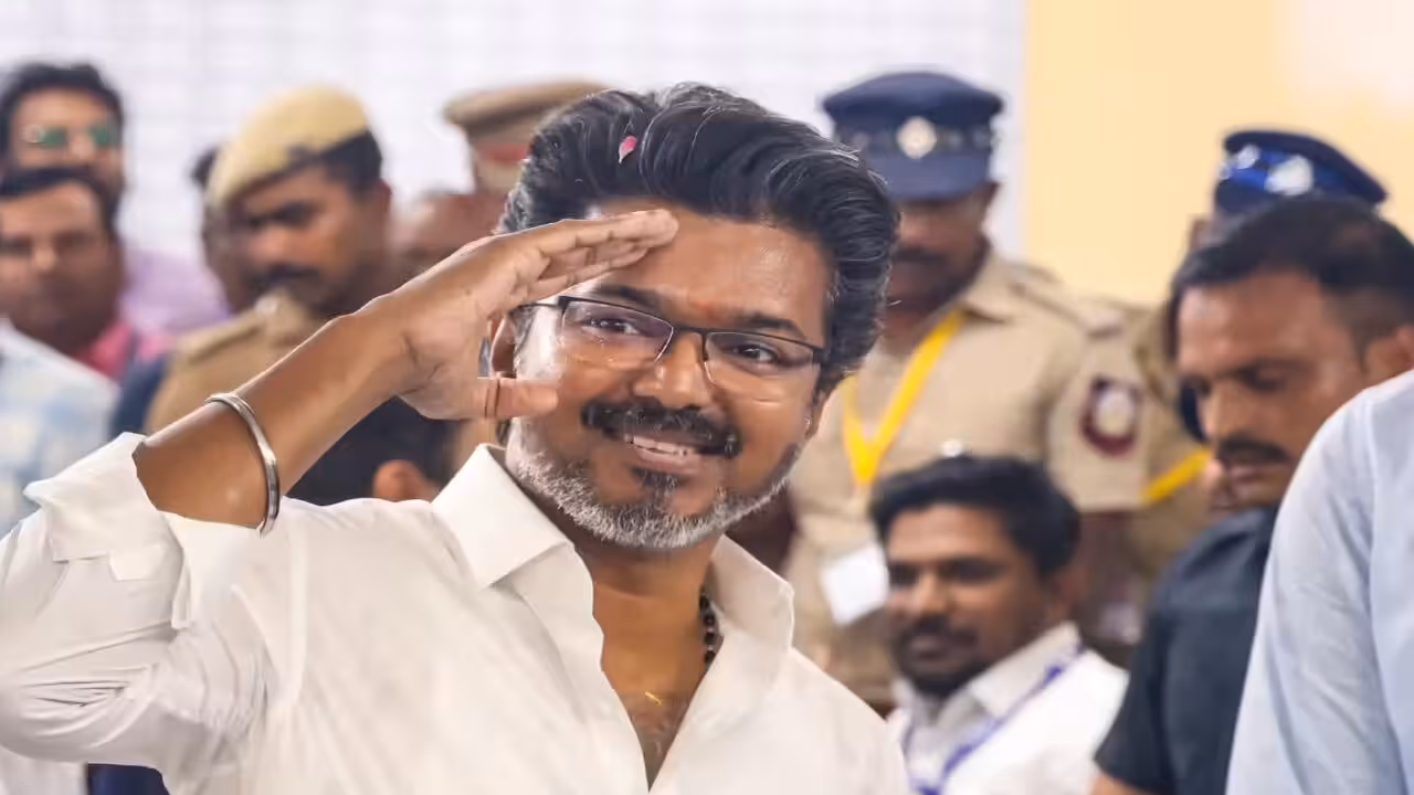 విజయ్ కి ఊరట..ఒక్కడు తగ్గితే 31మంది వచ్చారు!