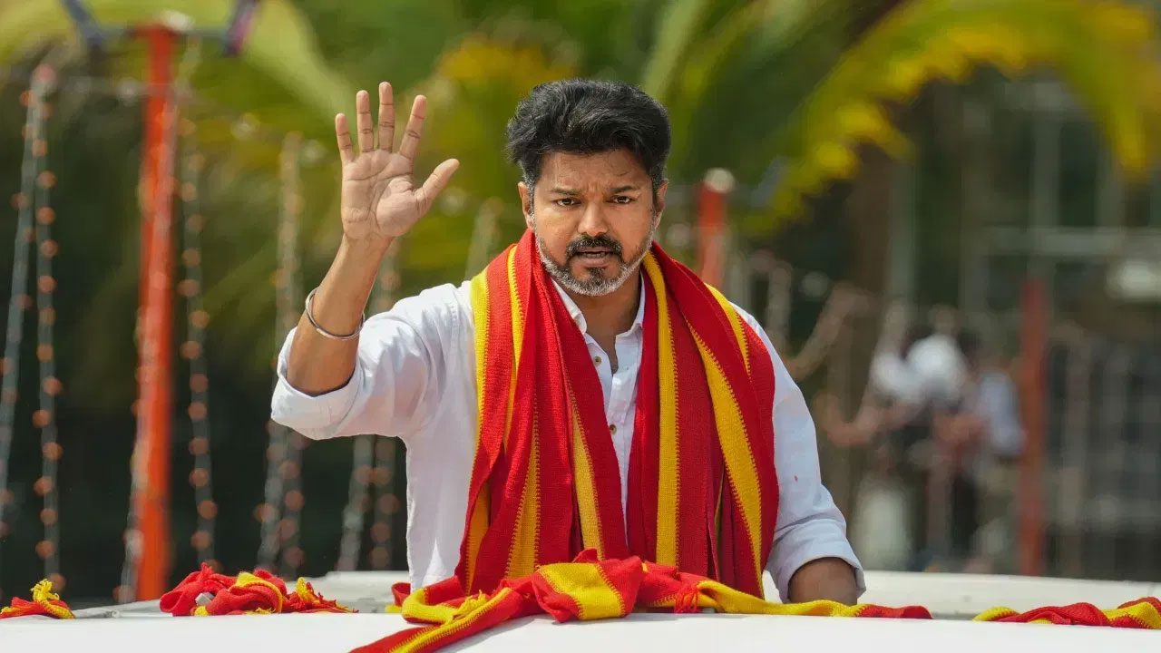 Vijay | ఇదెక్క‌డి పిచ్చి అభిమానం.. విజ‌య్ ఓడిపోతాడ‌న్న పుకార్లు న‌మ్మి గొంతు కోసుకున్న అభిమాని