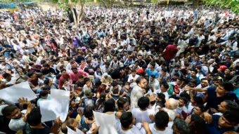 గ్రౌండ్‌ యాక్షన్‌లోకి ‘బొద్దింకలు’.. ధర్మేంద్ర ప్రధాన్‌ రాజీనామాకోరుతూ ఢిల్లీలో నిరసన