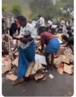 లిక్కర్ వ్యాన్ బోల్తా..నిమిషాల్లోనే మందు సీసాలు స్వాహా!