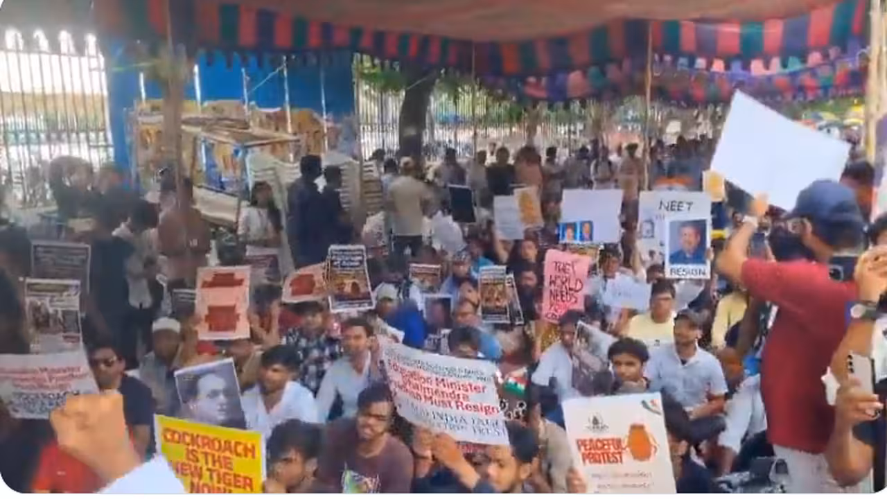 హైదరాబాద్ లో కాక్రోచ్ ల ధర్నా