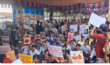 హైదరాబాద్ లో కాక్రోచ్ ల ధర్నా