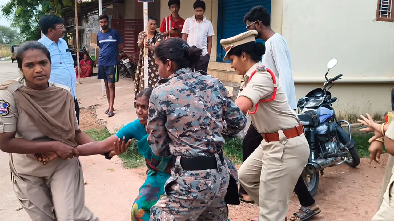వెలుగుమట్ల తరహాలో హనుమకొండ గుండ్ల సింగారంలో పేదల గుడిసెలు కూల్చివేత
