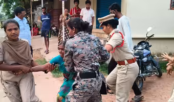 వెలుగుమట్ల తరహాలో హనుమకొండ గుండ్ల సింగారంలో పేదల గుడిసెలు కూల్చివేత