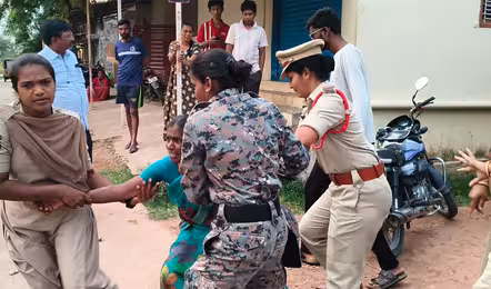 వెలుగుమట్ల తరహాలో హనుమకొండ గుండ్ల సింగారంలో పేదల గుడిసెలు కూల్చివేత