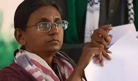 మీనాక్షి రగడ ఎవరి కొంప ముంచుతుంది?