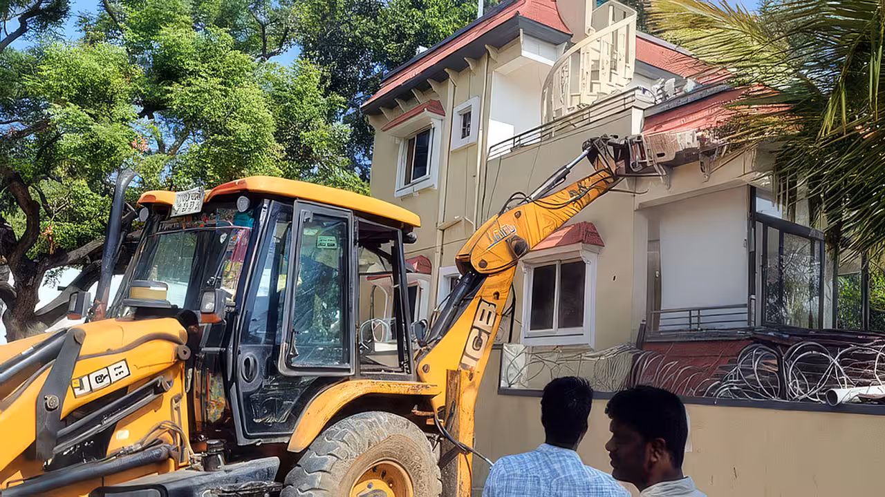 మూసీ వరద పరీవాహక ప్రాంతంలో అక్రమ నిర్మాణం.. నార్సింగిలో స్కూల్‌ భవనం కూల్చివేత
