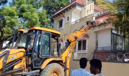 మూసీ వరద పరీవాహక ప్రాంతంలో అక్రమ నిర్మాణం.. నార్సింగిలో స్కూల్‌ భవనం కూల్చివేత