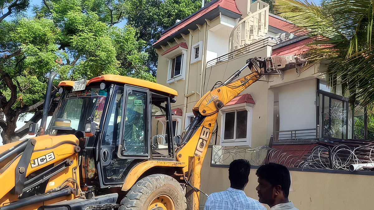 మూసీ వరద పరీవాహక ప్రాంతంలో అక్రమ నిర్మాణం.. నార్సింగిలో స్కూల్‌ భవనం కూల్చివేత